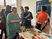 Prorektor Prof. Dr. Michael Komorek im Gespräch mit Vertreterinnen der Sana Kliniken Lichtenberg