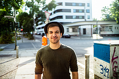 Justin Pratsch mit Hut in der Stadt