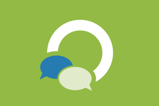 Das Bild zeigt ein stilisiertes Icon: Weißer Kreis auf grünem Grund mit eine blauen und einer hellblauen Sprechblase links unten n. 