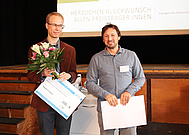 Preisvergabe: Thorben Petters und Prorektor Prof. Dr. Michael Komorek