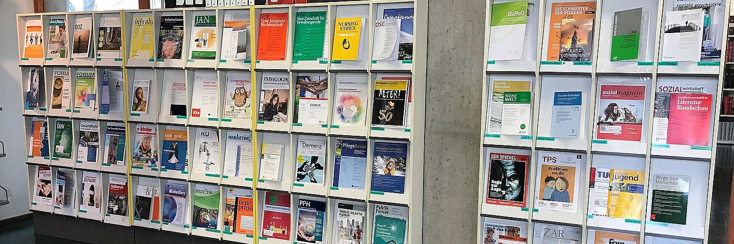 Regale mit Zeitschriftenheften