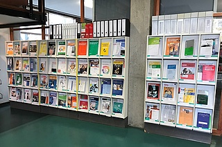 Regale mit Zeitschriftenheften