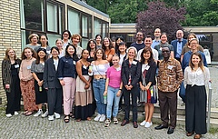 Gruppenfoto der Teilnehmenden mit Rektor Prof. Dr. Sebastian Schröer-Werner (hintere Reihe, 2. v. rechts), Stephanie Palm (vordere Reihe, rechts), Prof.in Dr. Rebekka Steck (2. Reihe, rechts), Tanja Reith (2. Reihe, links), Martin Leutner (hintere Reihe, 4. v. rechts), Prof.in Dr. Olivia Dibelius (vorne, 4. von rechts).