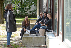 Studierende auf dem Campus der EHB