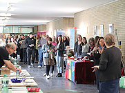 Sabine Schuhhardt begrüßt die Teilnehmenden und die Studierenden auf der Praxismesse