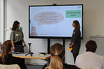 Vortrag von Karla Laitko (links) und Liesbeth Scherzer, Studiengang Hebammenkunde