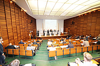 Raumblick auf das Podium im Audimax