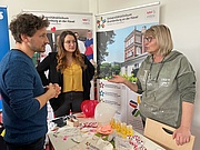 Prof Dr. Michael Komorek im Dialog mit Vertreterinnen des Universitätsklinikums Brandenbrug an der Havel