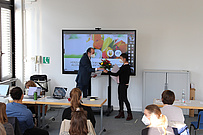 Rektor der EHB, Prof. Dr. Sebastian Schröer-Werner, gratuliert der Gewinnerin Hannah Schwarz 