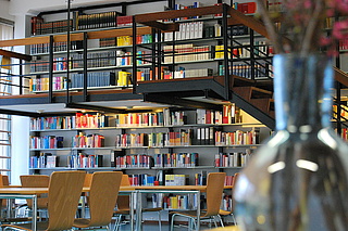 Großer Lesesaal mit Bücherwand und Empore