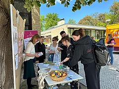 Beratungsgespräche am Infotisch "Pflegerausch"