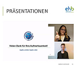 Julia Seifried (unten) und Melanie Winkler, Studiengang Bachelor of Nursing, bei ihrer Präsentation