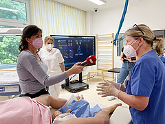 Simulierte Geburtssituation im Kreißsaal mit Simulationspuppe