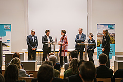 Hochschulpodium mit den Prorektor:innen und Präsident:innen für Forschung, Lehre und Transfer der beteiligten Berliner Hochschulen HTW, EHB, KHSB, BHT und HWR.