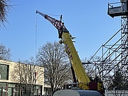 Lastkran mit Transportseil zur Beförderung der Porenbetonplatten für die Dachabdeckung. Stand März 2022