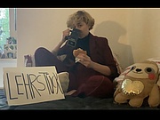 Marie -  trägt auch gerne einen Fensterrahmen durch die Stadt, damit das Bühnenbild passt (Gruppe Kostüm & Bühnenbild)