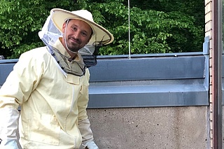 Prorektor Michael Komorek beim Imkern auf dem Dach der EHB