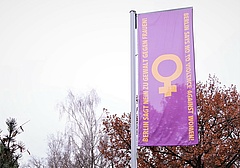 Fahne an der EHB anlässlich des internationalen Tags "Gegen Gewalt an Frauen*" im November 2021