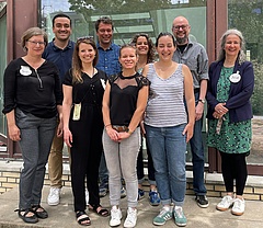 Gruppe vor dem E-Gebäude