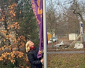 Die Frauenbeauftragte Dr. phil. Dagmar Kubanski hisst die Fahne