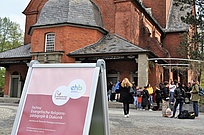 Vor der Stiftskirche im Evangelischen Johannesstift 