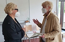 Professorin Grazyna Piechota (links) im Gespräch mit Professorin Dr. Helga Hackenberg