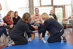 Praxistraining: Studierende üben den Ablauf einer Geburt