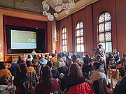 ehb:forscht: Blick in den Paulussaal der evangelischen Gemeinde Zehlendorf