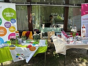 Infotische der Kooperationspartner vor dem E-Gebäude der EHB