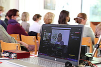 Videoübertragung der Veranstaltung in der Kirche