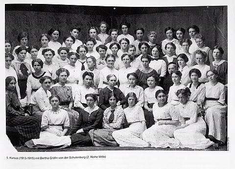 First course of the women's school 'Innere Mission" (1913-1915). Principal, Countess Berta von der Schulenburg (2nd row, 5th from the left).