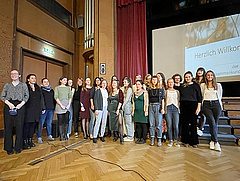 Gruppe von Absolventinnen aus dem Studienbereich Hebammen bei der Abschlussfeier