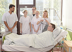 Studierende im Praxitraining: Am Bett im SkillsLab Pflege