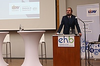 Prof. Dr. Sebastian Schröer-Werner, Rektor der EHB, begrüßt die Gäste
