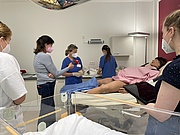 Darstellung von Technik und Ablauf einer simulierten Geburt im SkillsLab