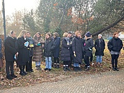 Die Studierenden versammeln sich um die Fahne