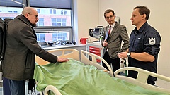 EHB-Rektor (links) bei der Besichtigung des Skills Lab an der Krakowska Akademia