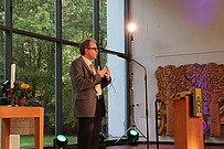 Prof. Dr. Philipp Enger begrüßt die Gäste