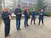 Das Warten auf den Beginn der Fahnenaktion mit Rektor Sebastian Schröer-Werner (mittig)