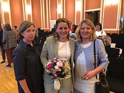 Preisträgerin Mandy Mangler (Mitte) zusammen mit Melita Grieshop (rechts) und Hella Jonas aus dem Studiengang Hebammenwissenschaft der EHB 