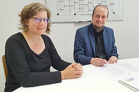Rektor der EHB, Prof. Dr. Sebastian Schröer-Werner, zusammen mit Tanja Reith, International Office, bei der Unterzeichnung des Memorandums