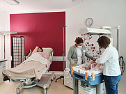 EHB-SkillsLab Hebammenwissenschaft - Kreißsaal 1 mit Bett für das Neugeborene