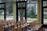 Leere Stühle im E-Gebäude