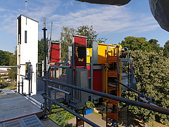 Bauaufzug am F-Gebäude mit Blick zum Kirchturm "Zur Heimat"