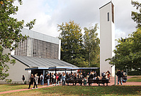 Vor der Kirche EHB-Campus