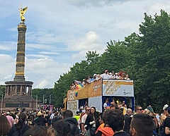 Der Wagen der EKBO auf dem CSD