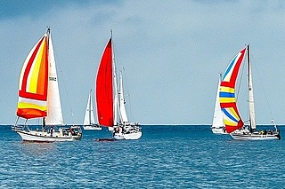 Boote mit bunten Segeln auf dem Meer