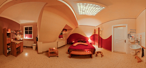 gemütliches Zimmer mit Bett, Panorama Foto