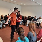 Nico Bogner und Magdalena Scharf leiten die Sprachanimation an