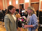 Prof. Dr. Melita Grieshop gratuliert Prof. Dr. Mandy Mangler zum Berliner Frauenpreis